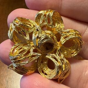 Lisner vintage brooch, EUC. Textured gold tone, 1 3/4”.